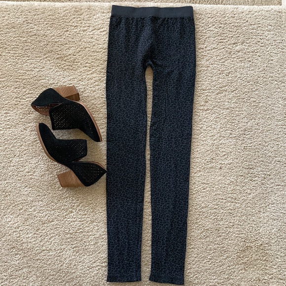 Black & Grey Animal Print Leggings - Picture 4 of 4